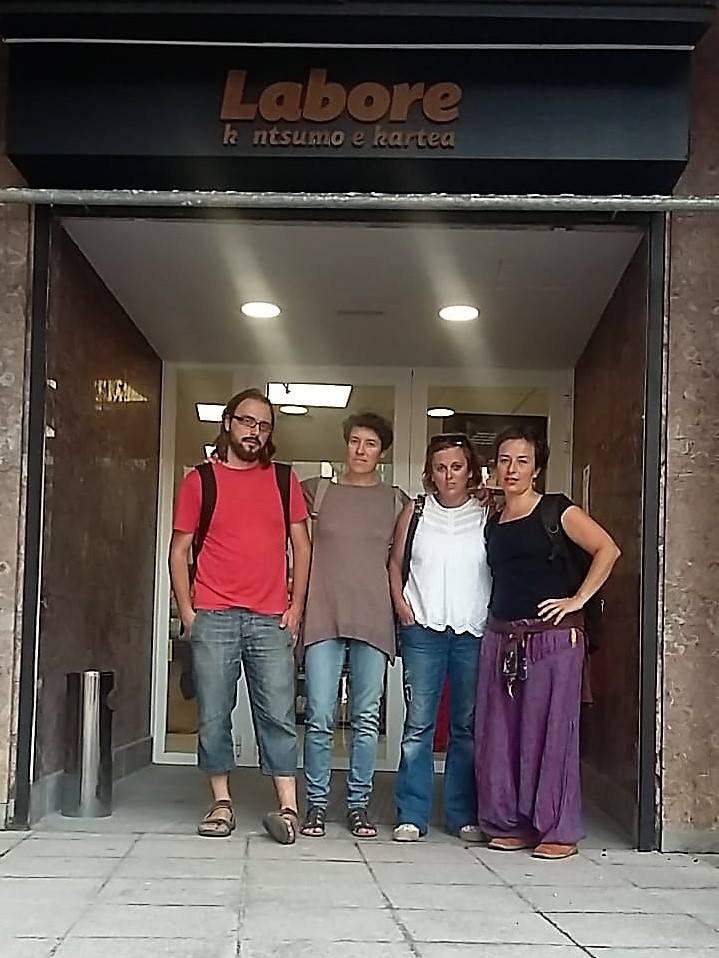 En la puerta de Labore, en Bilbao